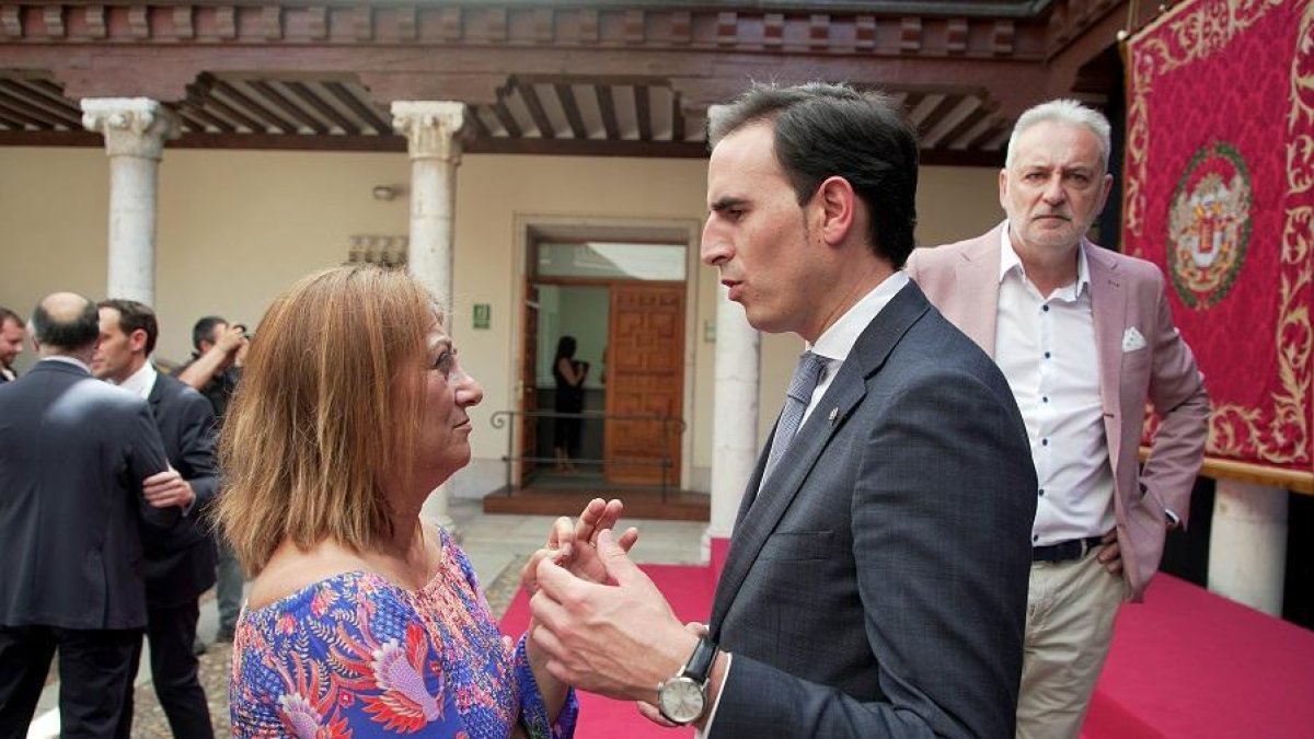 La portavoz socialista Teresa López conversa con el portavoz popular Guzmán Gómez-ICAL