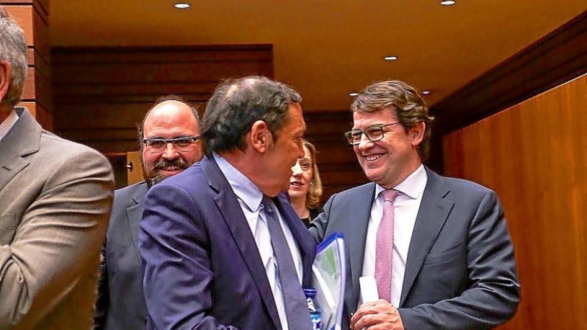 El consejero Sáez saluda a Mañueco, ayer, al comienzo del pleno.-ICAL