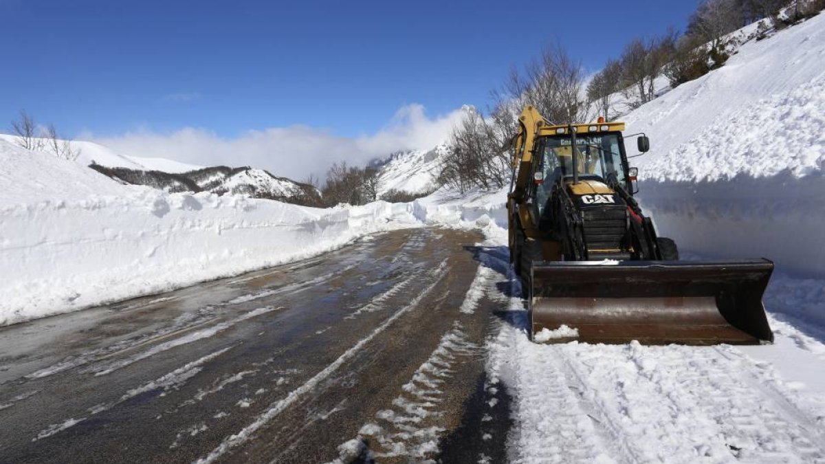 Nieve en el puerto de Pandetrave (León)-Ical