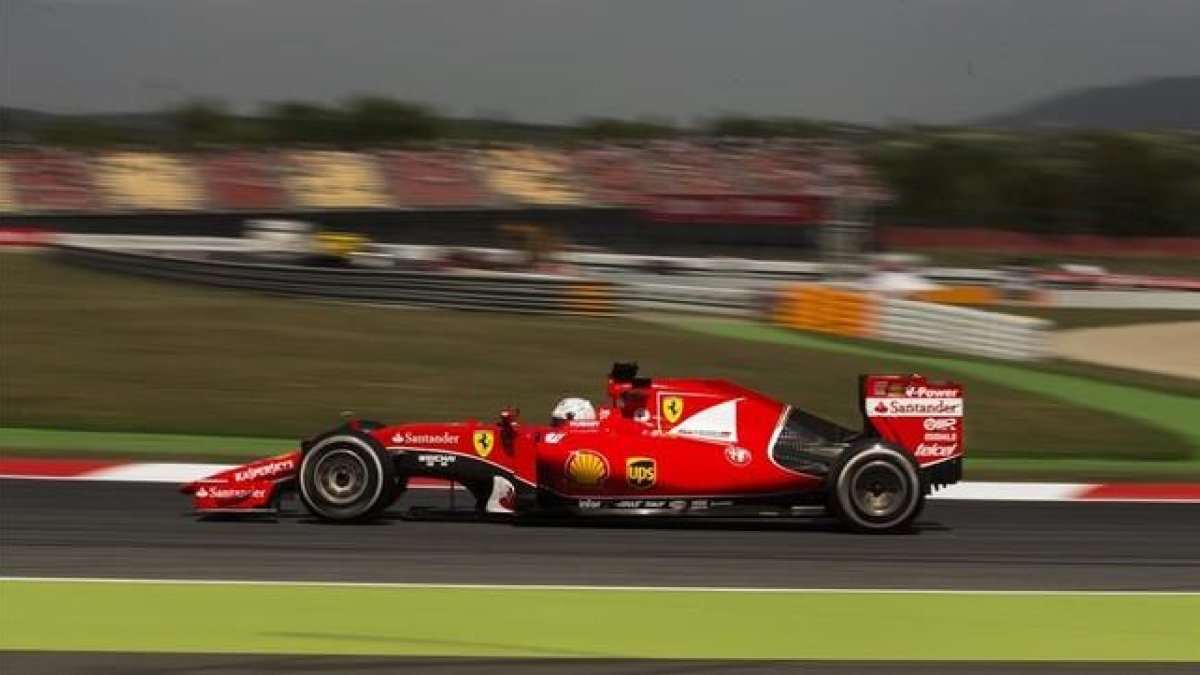 El piloto de Ferrari de Alemania Sebastian Vettel , conduce su coche durante la segunda sesión de entrenosen el Gran Premio de España de Fórmula Uno en el circuito de Barcelona Catalunya en Montmeló viernes , 8 de mayo de 2015.-AP / ANDRES KUDACKI