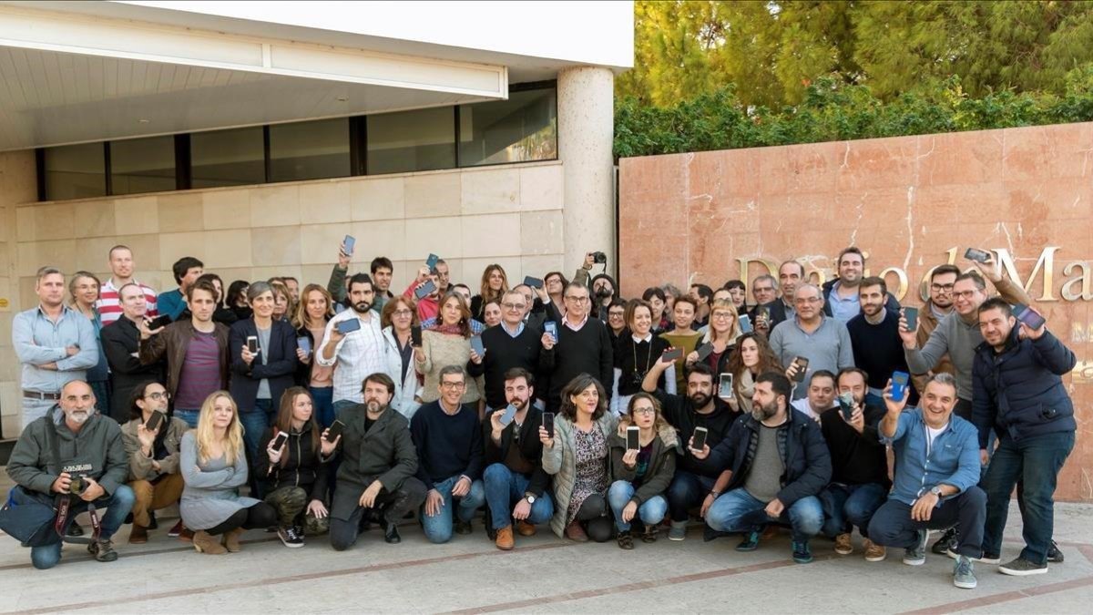 Los periodistas del Diario de Mallorca se concentran, este jueves, a las puertas del periódico en protesta por la incautación de material sobre el caso Cursach.-EFE