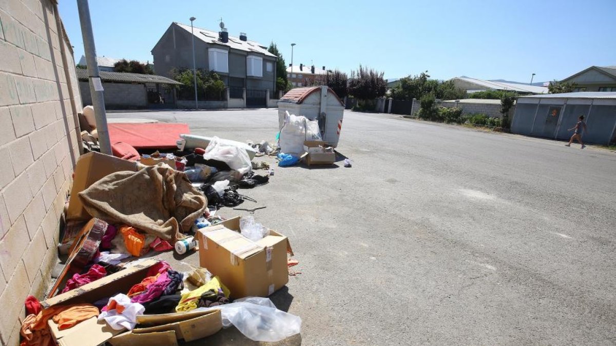 Basura acumulada en un contenedor de un barrio de Ponferrada en el inicio de la huelga.-ICAL