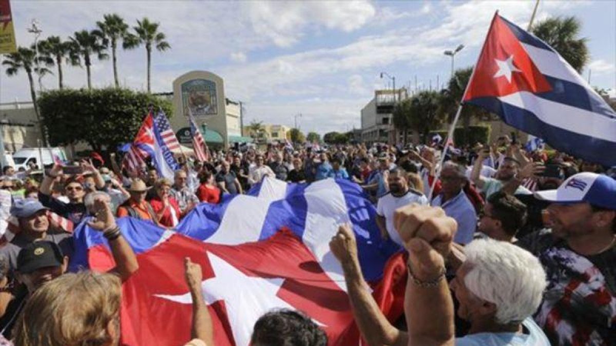 Muestras de alegría de exiliados cubanos, ayer en el barrio de la Pequeña Habana, en Miami.-AP / ALAN DIAZ