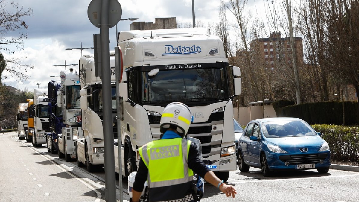 Protesta de camiones en Valladolid.| J. M. LOSTAU