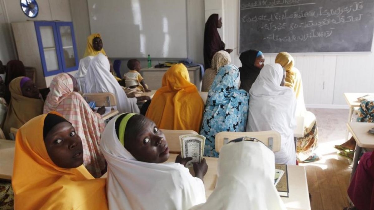 Un grupo de niñas desplazadas después de que Boko Haram atacara su pueblo asisten a una escuela en la ciudad de Maiduguri, Nigeria.-/ AP / SUNDAY ALAMBA