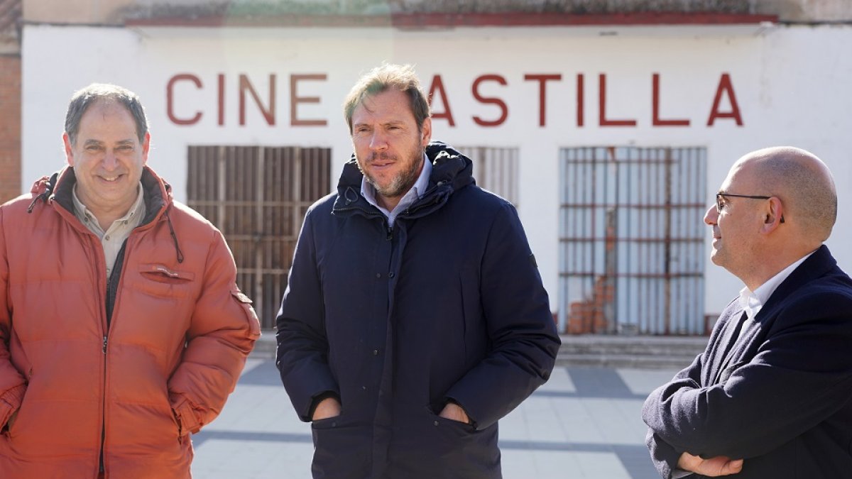 El alcalde de Valladolid, Óscar Puente, visita la obra de reurbanización de la plaza Cine Castilla.- ICAL
