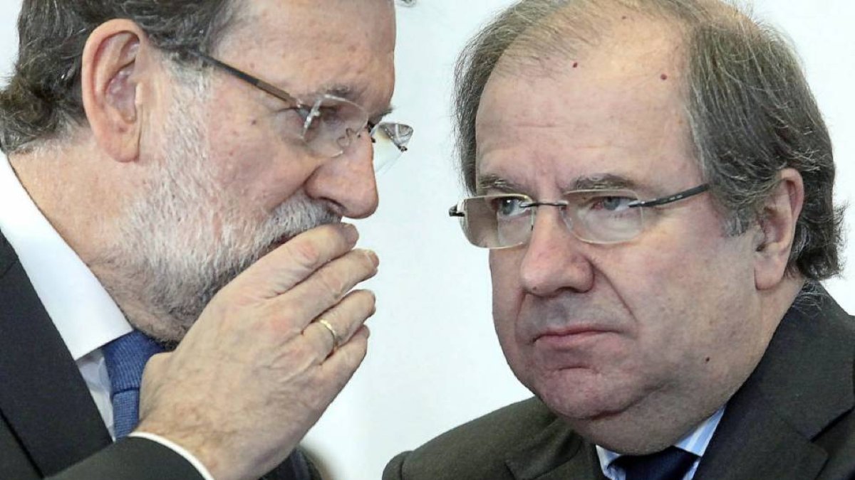 El presidente del Gobierno, Mariano Rajoy, conversa junto al presidente de la Junta, Juan Vicente Herrera-Ical