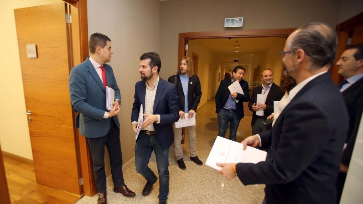 Luis Tudanca de la Mesa de Portavoces de las Cortes de Castilla y León a su llegada a la reunión-ICAL