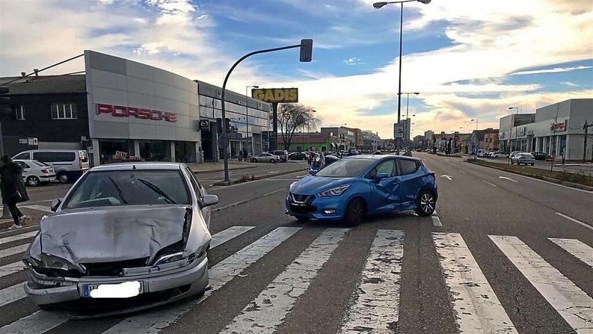 Imagen de la colisión entre los dos turismos ocurrida ayer, en la avenida de Burgos.-E. M.