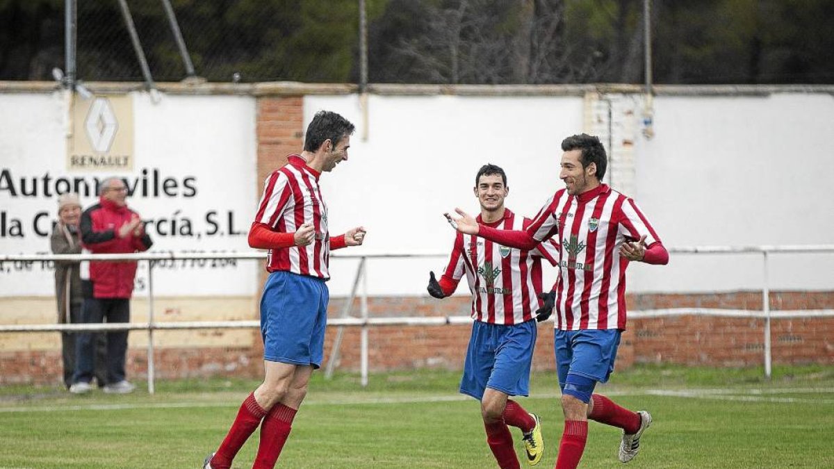 Adalla (izquierda), máximo goleador del equipo, celebra un gol junto a dos compañeros.-José Carlos Castillo