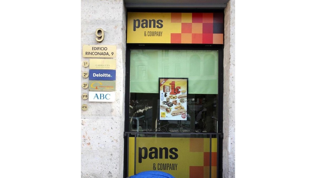 Un indigente duerme junto a un establecimiento de comida rápida en Valladolid-ICAL