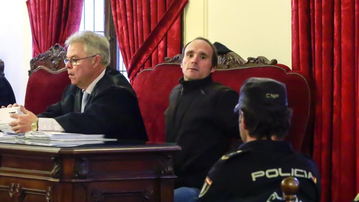 Nueva jornada del juicio por la muerte de la peregrina Denisse Pika Thiem en la Audiencia Provincial de León. En la imagen, el acusado Miguel Angel Muñoz y el abogado defensor, Vicente Prieto-ICAL