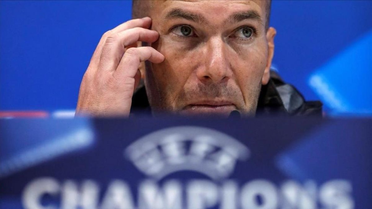 Zidane, durante la rueda de prensa de este martes en Valdebebas.-/ EFE / EMILIO NARANAJO