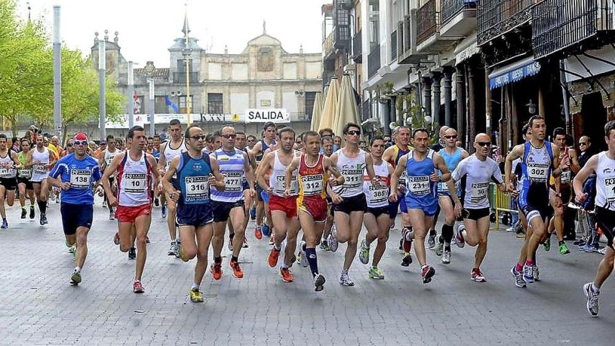 Corredores inician la media maratón en la Plaza Mayor de Medina del Campo, en una pasada edición.-E. M.