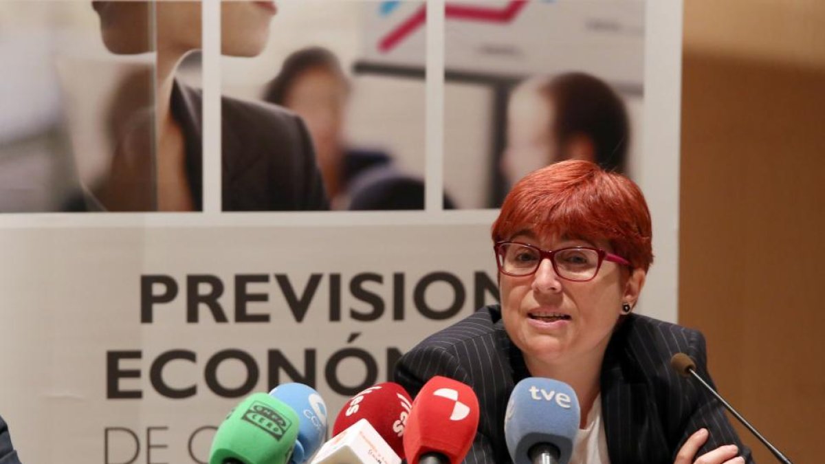 La coordinadora del informe de Previsiones Económicas de Castilla y León, Felisa Becerra, durante la presentación.-ICAL