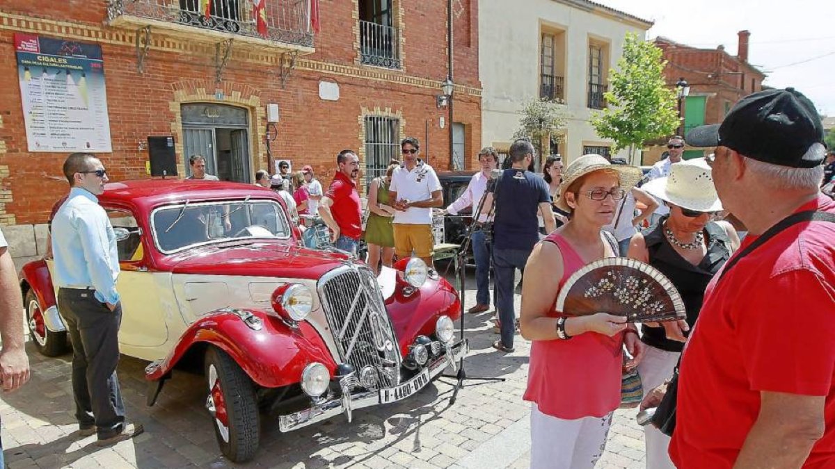 El público se concentra junto a un Citroen antiguo, del medio centenar de vehiculos que participaron en el encuentro celebrado en la Plaza Mayor de Cigales.-J.M. Lostau