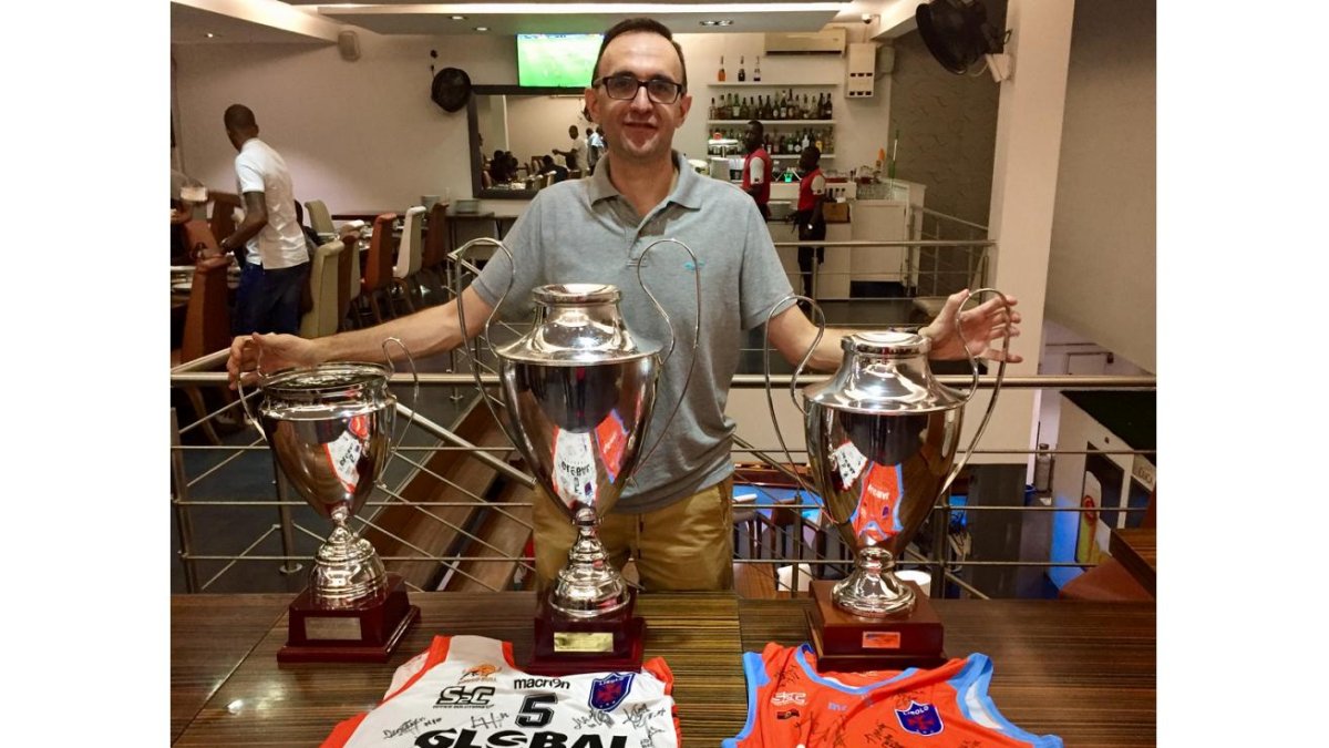 Hugo Lopez posa con las tres copas de campeón de la Supercopa, copa y Liga en Angola con «su» Libolo-EL MUNDO