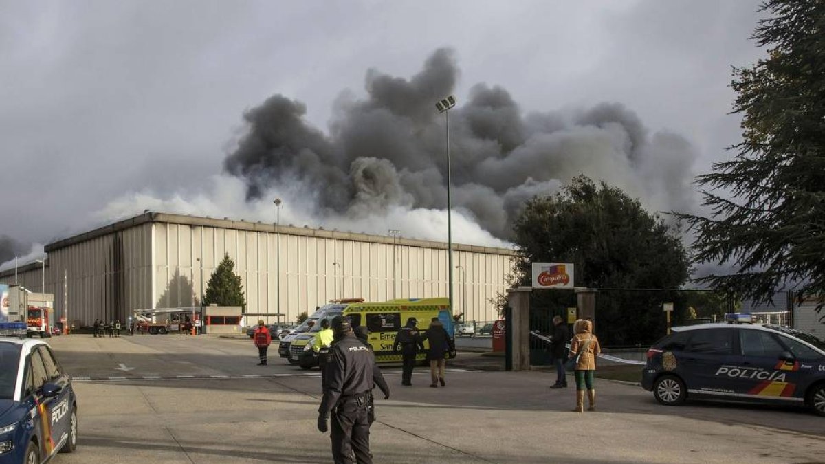 La columna de humo generada por el incendio en la fábrica de Campofrío se observa desde kilómetros de distancia-Israel L. Murillo