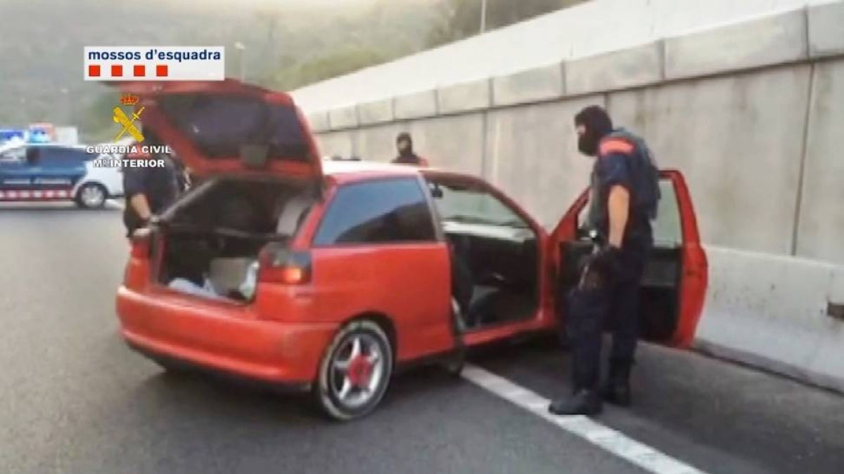 Los Mossos d’Esquadra, en el momento de interceptar a los supuestos ladrones en Barcelona.-EM