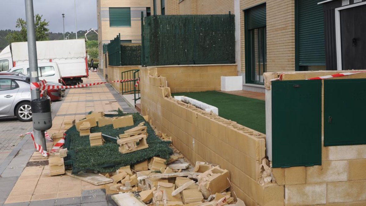 Tapia de una vivienda en Arroyo, derribaba por el viento.-PHOTOGENIC