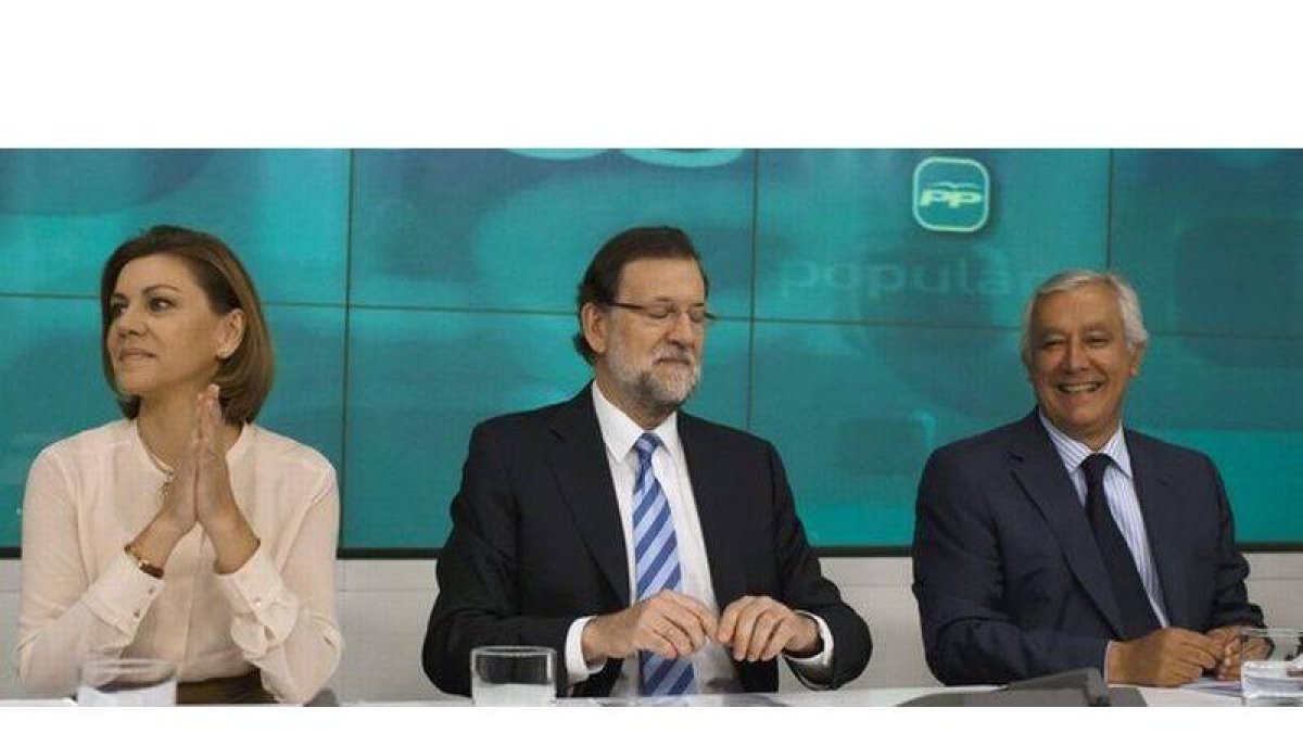 Rajoy, entre Cospedal y Arenas.-Foto: JUAN MEDINA / REUTERS