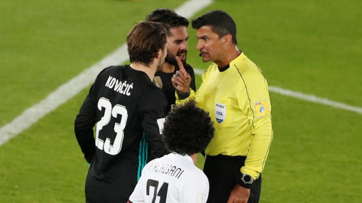 El árbitro brasileño Sandro Ricci hablando con jugadores del Madrid-AMR ABDALLAH DALSH (REUTERS)