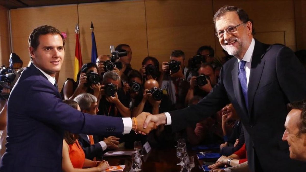 Mariano Rajoy y Albert Rivera este domingo en la ratificación del acuerdo entre sus partidos en el Congreso.-AGUSTÍN CATALÁN