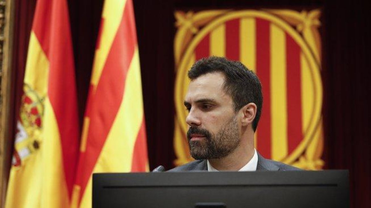 Roger Torrent, en el Parlament, en el pleno de política general.-FERRAN NADEU