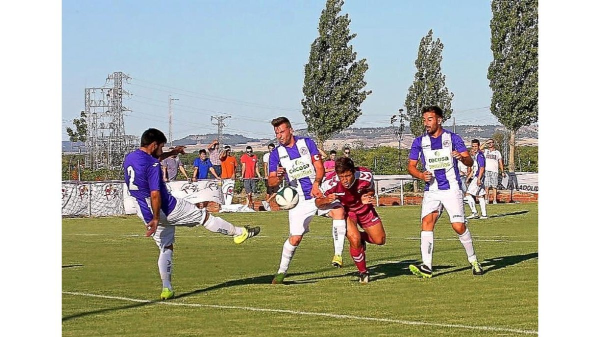 Tres defensas del Valladolid B cierran el paso a un jugador del Rayo Cenobia.-REYES MOYANO