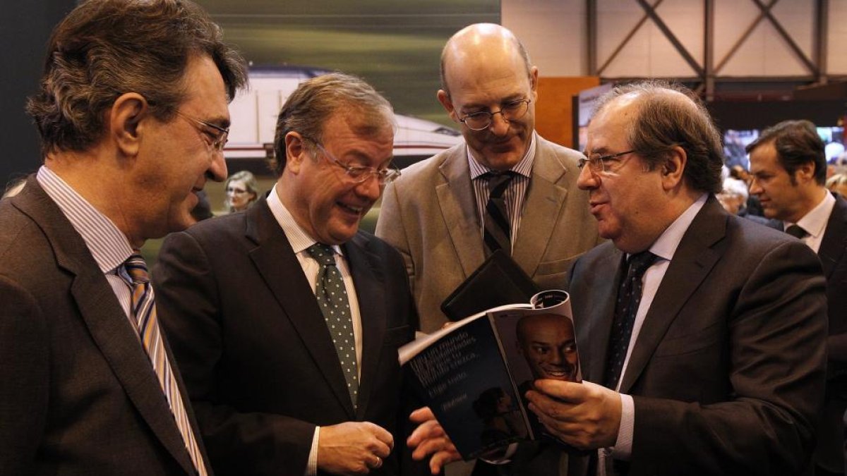 El presidente de la Junta, Juan Vicente Herrera, junto al alcalde de León, Antonio Silván y el presidente de la Diputación de León,Juan Martín Majo, durante la visita del stand de la Comunidad.-ICAL