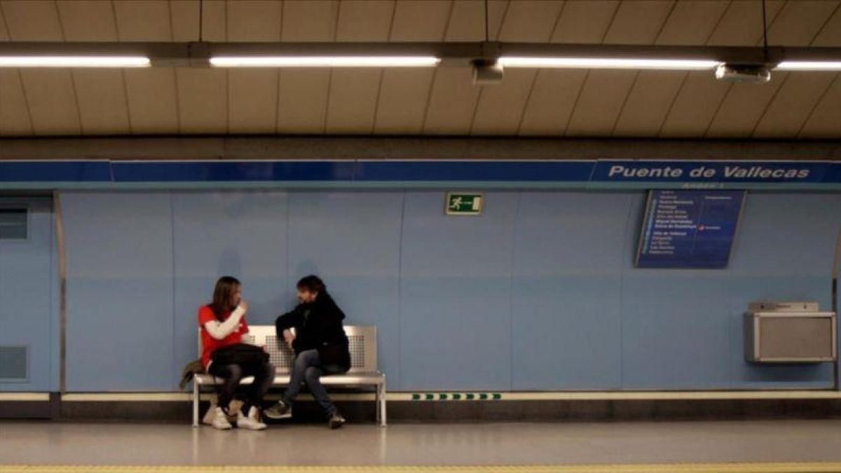 Un joven charla con Jordi Évole en un andén del metro, en Salvados.-ATRESMEDIA