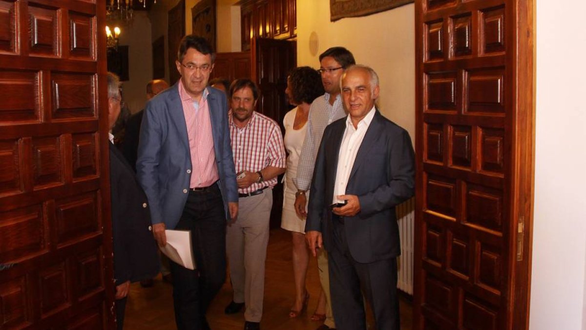 Rueda de prensa del presidente de la Diputación de León, Juan Martínez Majo (C), acompañado de los diputados del equipo de gobierno-ICAL