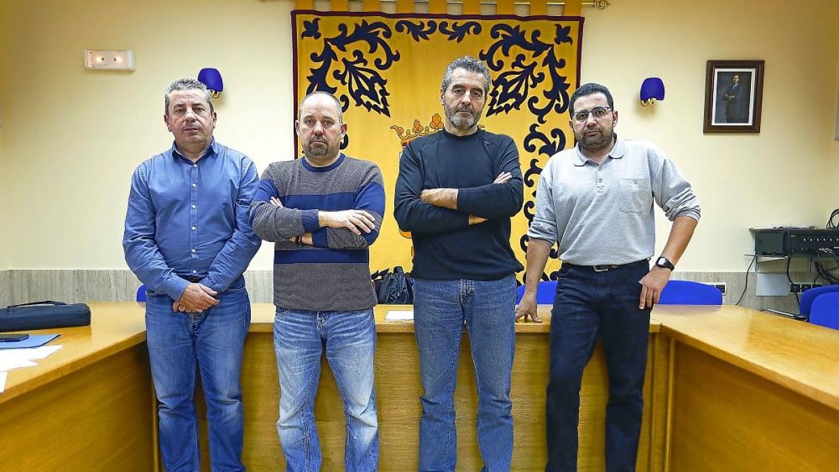 Cuatro miembros del comité de empresa de una de las unidades de producción de la Hullera Vasco Leonesa.-ICAL