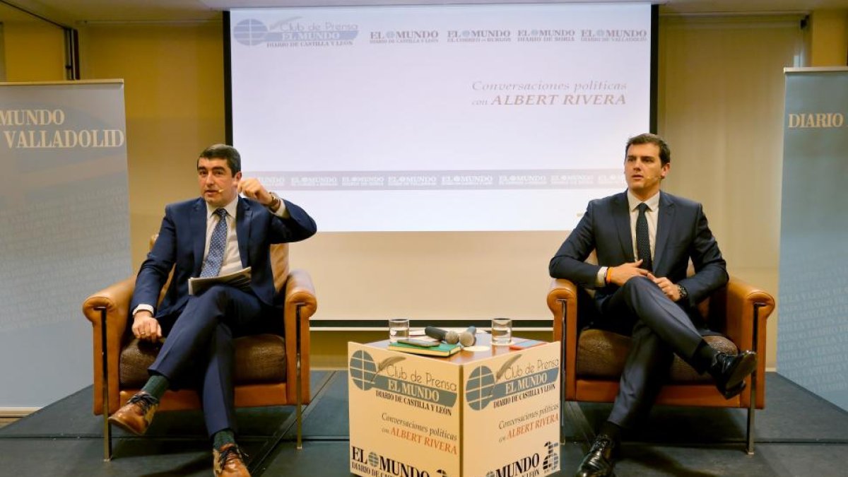 El presidente de Ciudadanos, Albert Rivera, participa en el Club de Prensa de El Mundo-Diario de Castilla y León. Junto a él, el director del periódico, Pablo Lago.-ICAL