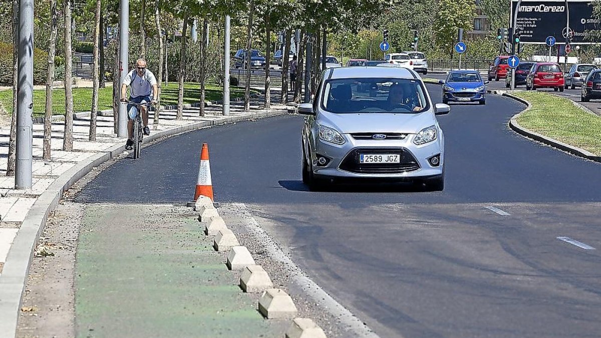 Un ciclista circula por el carril bici de la Avenida de Salamanca. .-E.M