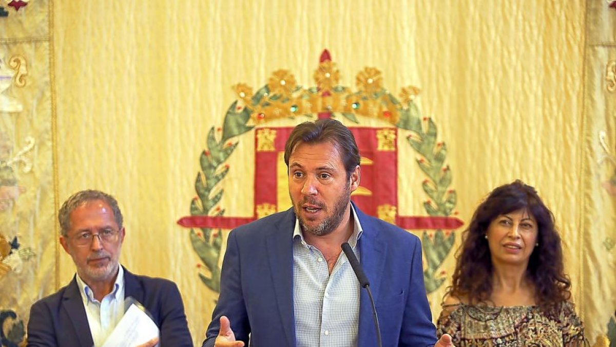 El alcalde de Valladolid, Óscar Puente, acompañado de Manuel Saravia y Ana Redondo ayer en la rueda de prensa.-ICAL