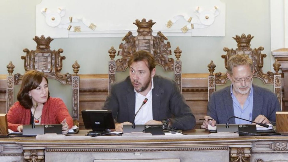 María Sánchez, Óscar Puente y Manuel Saravia, en la reunión de la CUVA en el salón de plenos.-J.M.LOSTAU