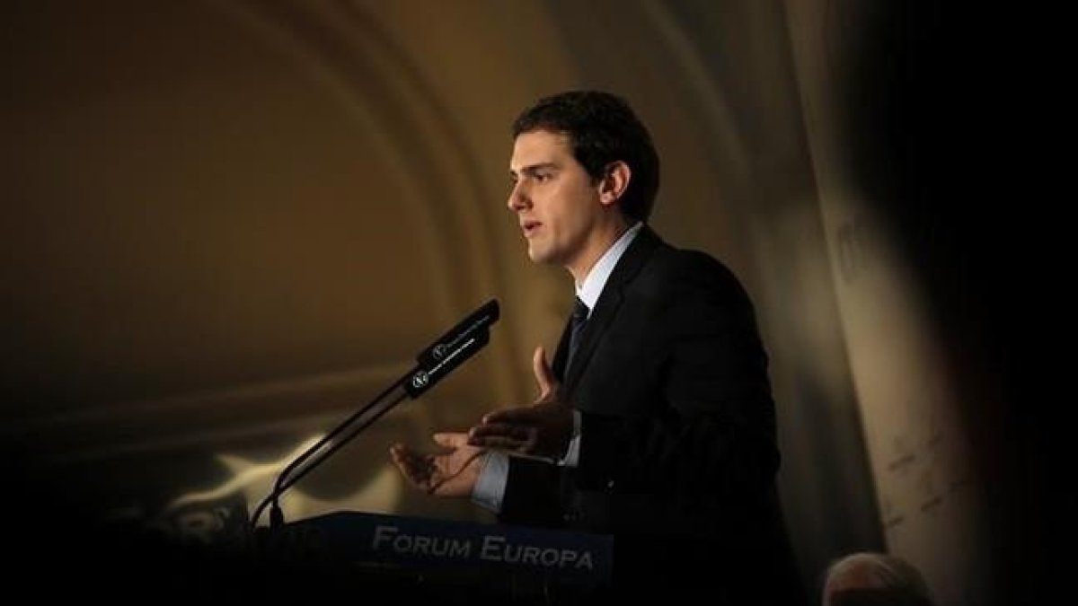 Albert Rivera, durante el desayuno informativo que ha ofrecido este viernes en Madrid.-JOSÉ LUIS ROCA