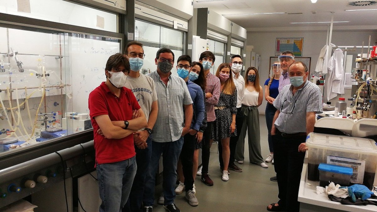 Investigadores participantes en
el proyecto en las instalaciones de la UVA. EL MUNDO
