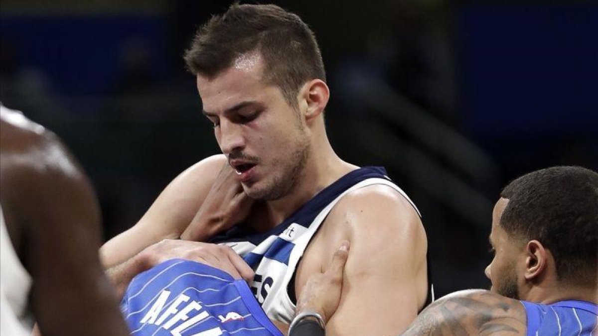 Momento de la pelea entre Nemanja Bjelica y Affalo.-JOHN RAOUX