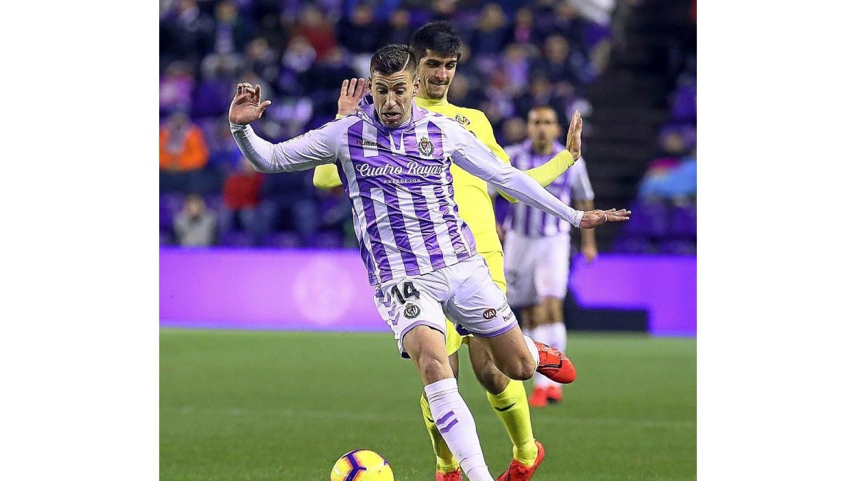 Alcaraz progresa con el balón durante el partido contra el Villarreal, seguido por Gerard.-PABLO REQUEJO