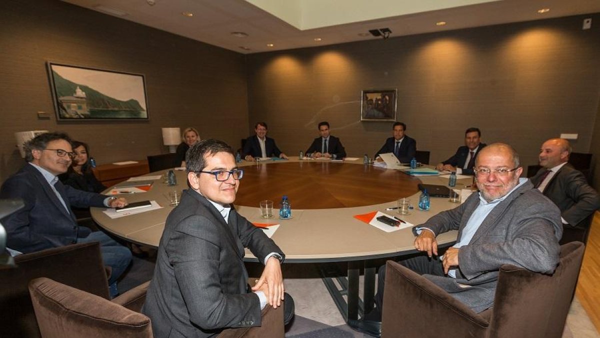 Comisión negociadora del PP de Castilla y León encabeza por el presidente del partido, Alfonso Fernández Mañueco, y el comité autonómico de negociación de Ciudadanos-ICAL
