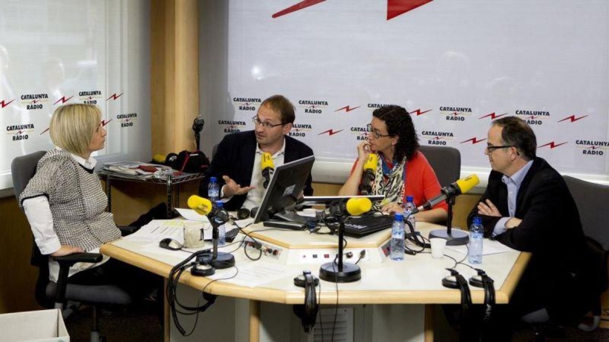 Joan Herrera, Marta Rovira y Jordi Turull, en un programa de Catalunya Ràdio.-EL PERIÓDICO