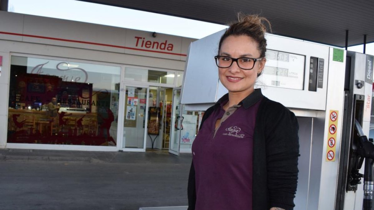 Beatriz Lucía Osorio, en el exterior de la estación de servicio de Castrillo de la Vega y, al fondo, su café-restaurante Aceques, que forma parte del complejo.-ARGICOMUNICACIÓN