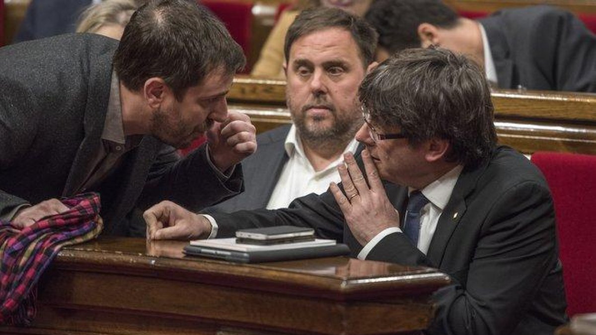 Carles Puigdemont, Oriol Junqueras y Toni Comín, en el Parlament, en una imagen de archivo.-FERRAN SENDRA
