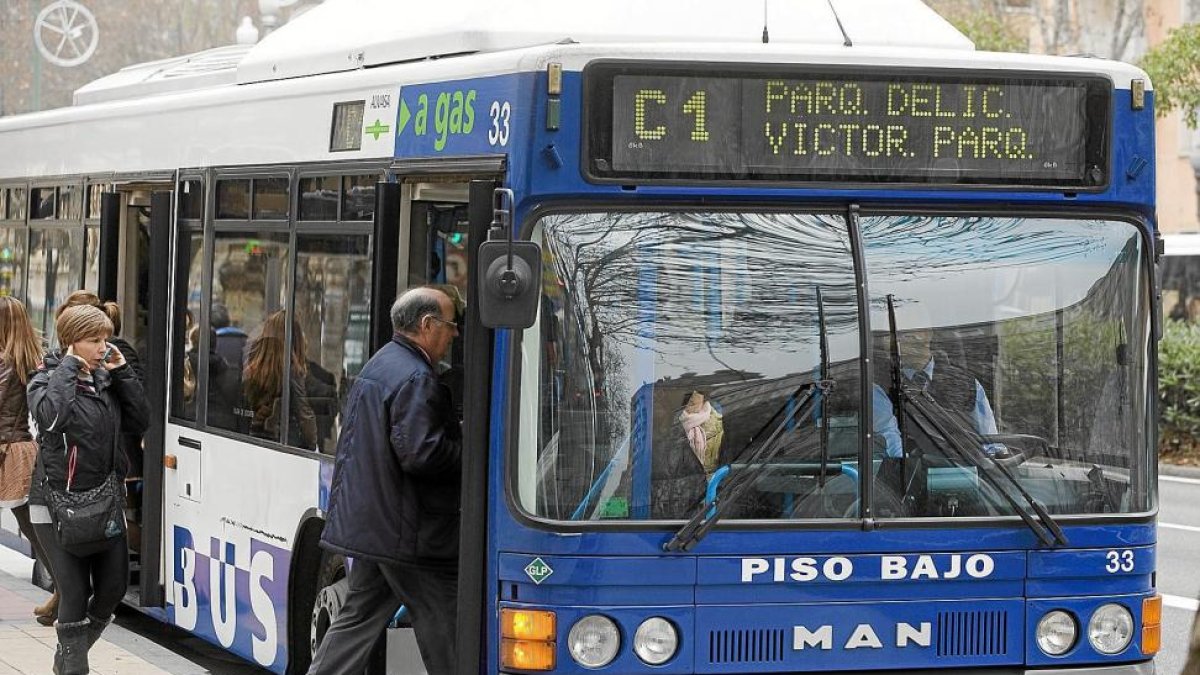 Los viajeros suben en una parada de autobús de la línea que comunica Las Delicias con La Victoria y Parquesol.-E.M.
