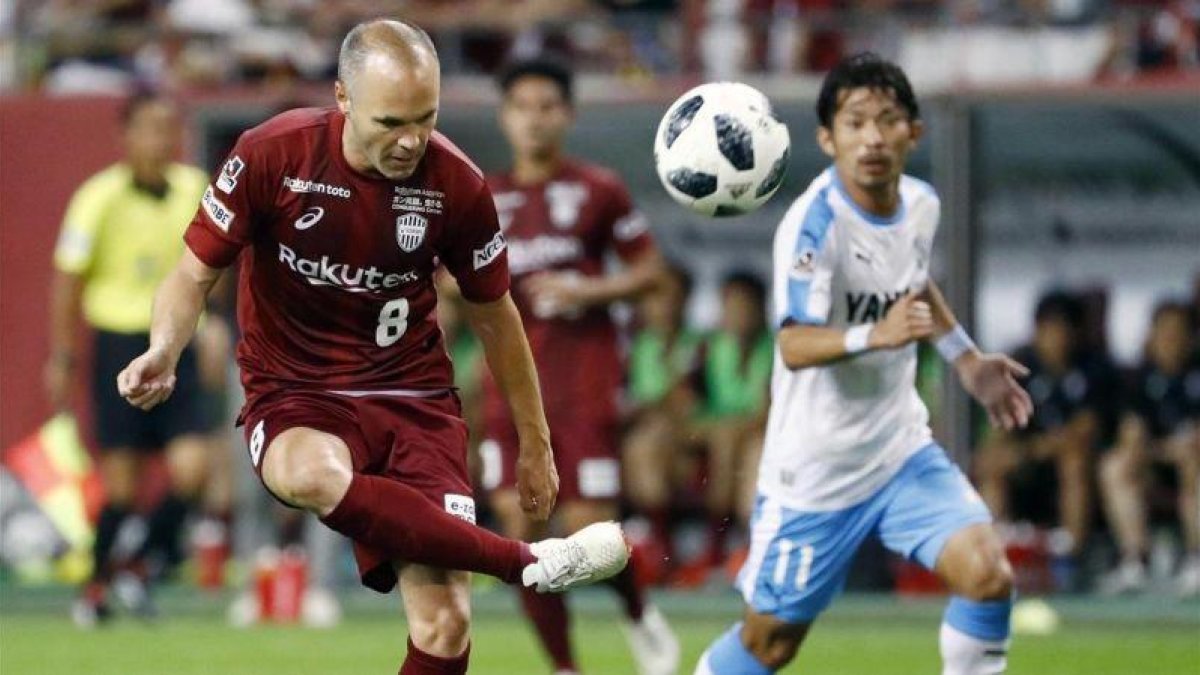 Iniesta controla el balón durante el partido contra el Jubilo Iwata.-AP / MEIKA FUJIO