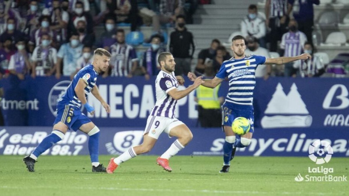 Weissman pelea por un balón en la ida en Ponferrada. / LALIGA