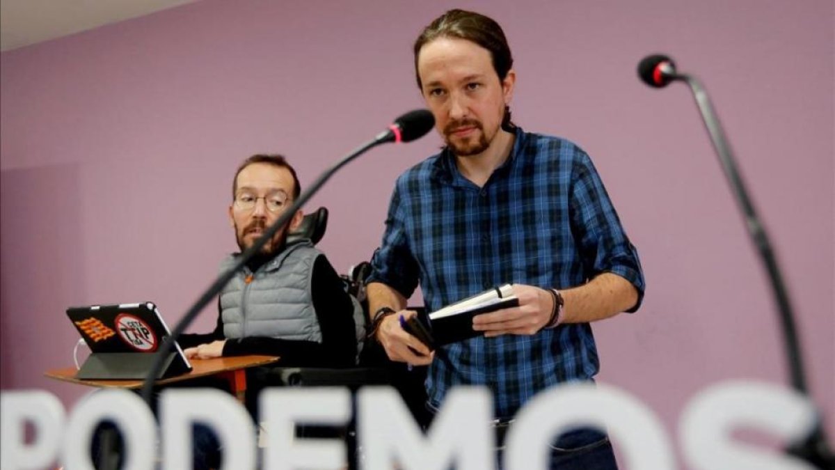 Pablo Iglesias comparece con Pablo Echenique en la sede de Podemos, en Madrid.-JUAN MANUEL PRATS