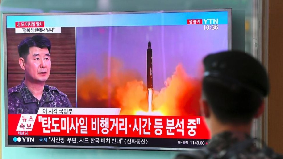 Un soldado surcoreano mira un informativo que da cuenta del lanzamiento del misil, este martes en Seúl.-AP / JUNG YEON-JE